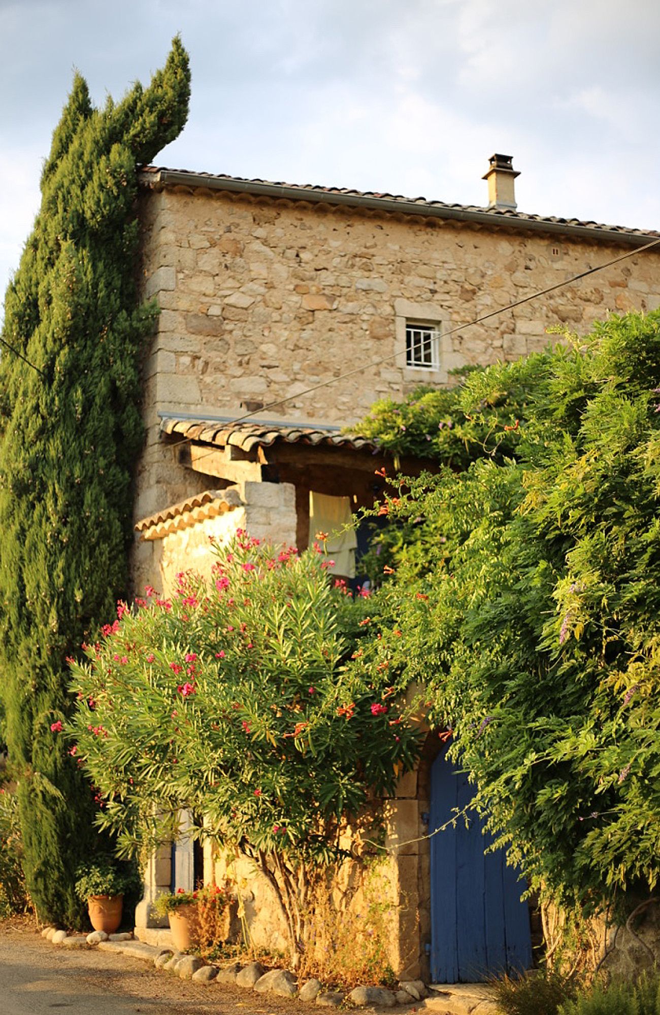 Le Mas Bleu - Entrée des gites à balbiac Ardèche